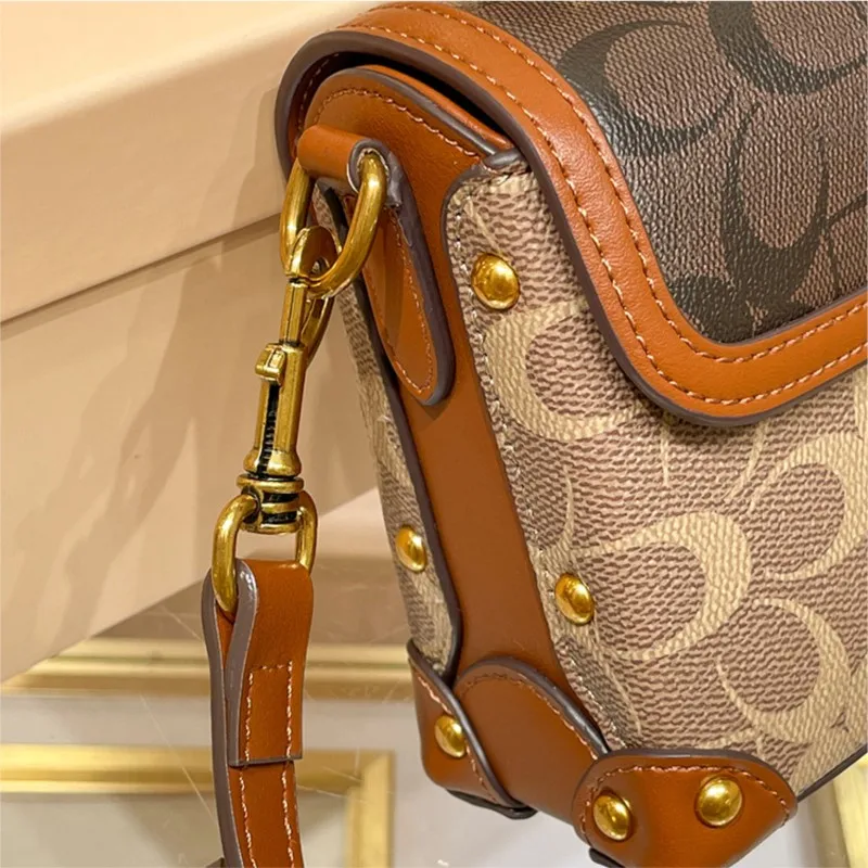 New minimalist and fashionable small handbag, contrasting color women’s bag, high-end carriage crossbody bag, portable box bag New minimalist and fashionable small handbag, contrasting color women's bag, high-end carriage crossbody bag, portable box bag