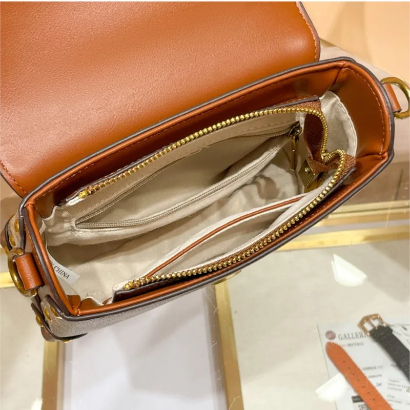 New minimalist and fashionable small handbag, contrasting color women’s bag, high-end carriage crossbody bag, portable box bag New minimalist and fashionable small handbag, contrasting color women's bag, high-end carriage crossbody bag, portable box bag